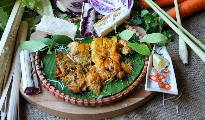 Best vietnamese foods restaurant in Hanoi oldquarter - Grilled chicken in Vietnamese rural style