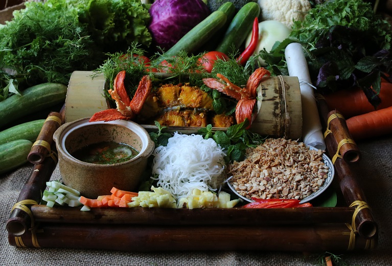 Best vietnamese foods restaurant in Hanoi oldquarter Grilled fish in the bamboo tube